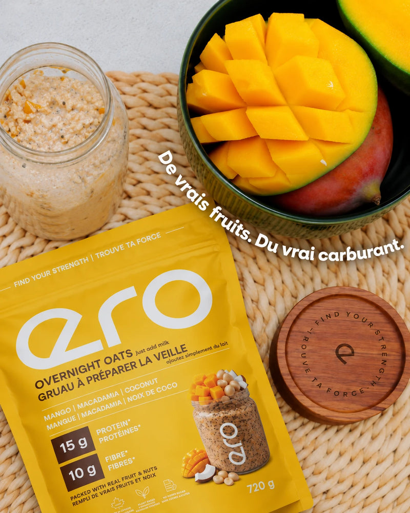 Sachet de gruau à préparer la veille ero Mangue, macadamia et noix de coco, à côté d'un pot de gruau et de mangue fraîche