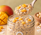 Cuillérée de gruau à préparer la veille ero Mangue, Macadamia et Noix de Coco soulevée d'un pot en verre