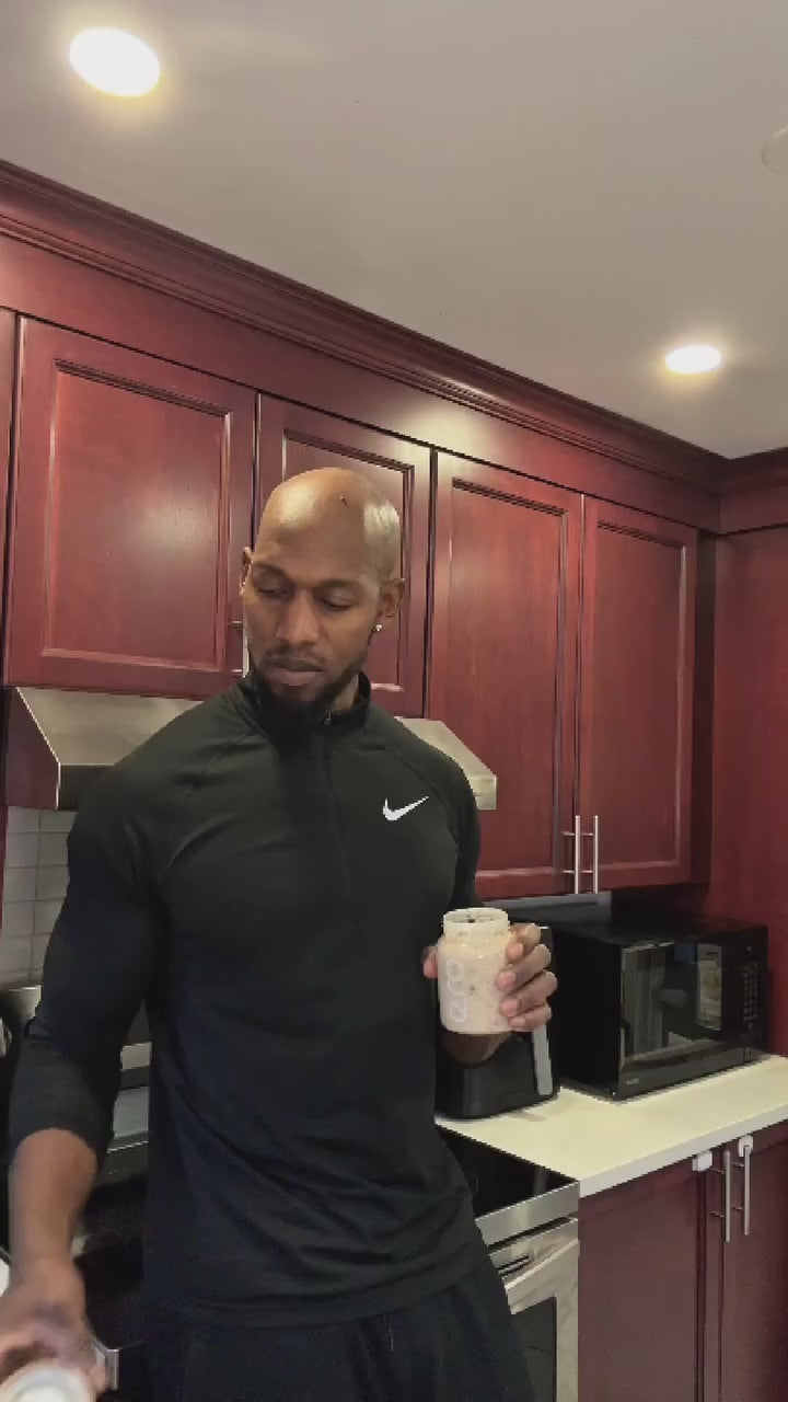 Trainwithwandley quickly prepares a healthy breakfast with ero Strength Oats—no prep, no mess, just delicious and easy nutrition to start the day.